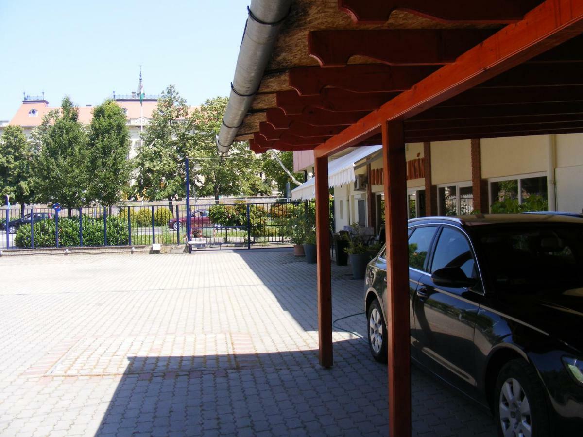 Hotel Pelikan Hódmezővásárhely Esterno foto